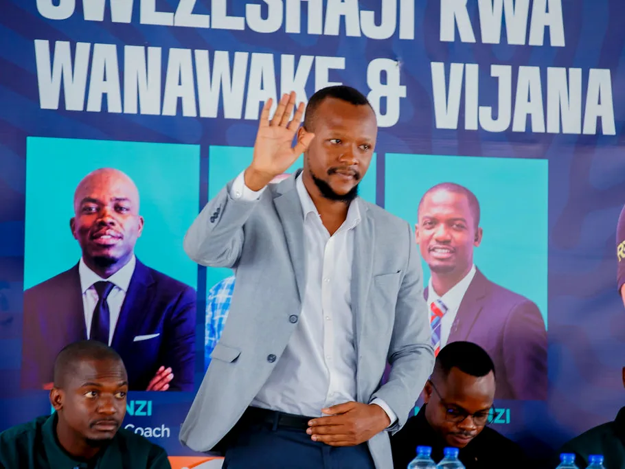 Wakufunzi wakizungumza na washiriki
